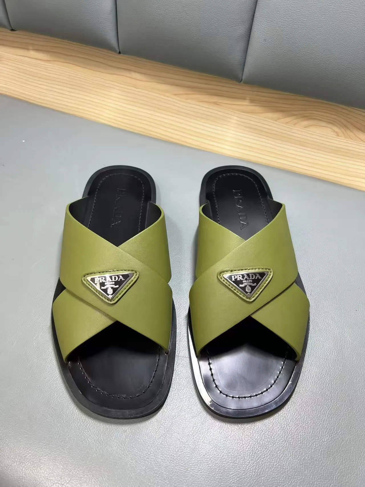 340💰PRADA Prada’s latest slippers are synchronized with the official website. This slipper is made of the brand’s unique and iconic Saffiano leather. The brand logo jumps out from the double straps, and the brand style is clearly visible. Cowhide gives men elegant charm and functional design, making it an ideal choice for vacation and leisure. Size:38-45